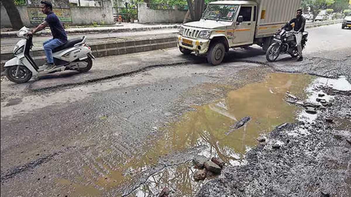 दिल्ली में सड़कों की हालत जर्जर, जलभराव और गड्ढों के कारण दिल्लीवासी बेहाल